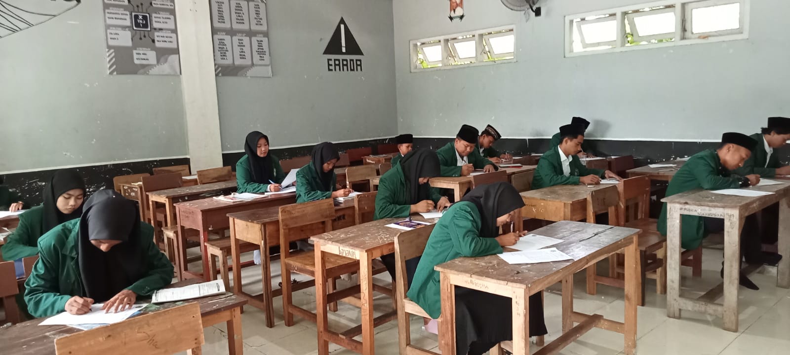 Literasi Digital Kampus: Cara Bertahan dan Tetap Kritis di Tengah Banjir Informasi