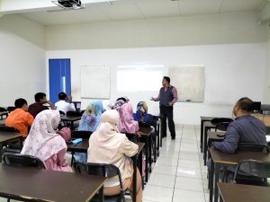 Pelaksanaan perkuliahan semester genap STAI Al-Muntahy berjalan lancar dan kondusif dengan dosen menyampaikan materi di ruang kelas.